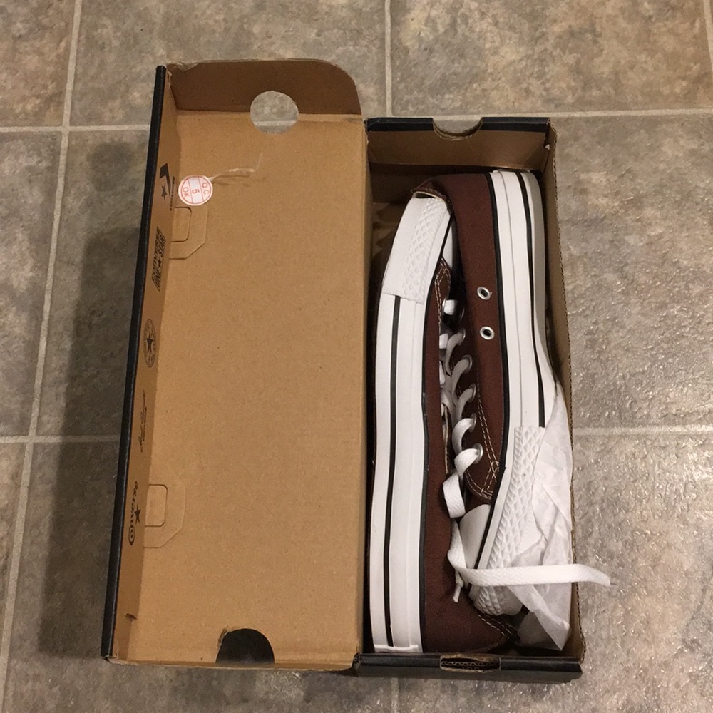 Brand new women’s 8.5 chocolate brown Converse